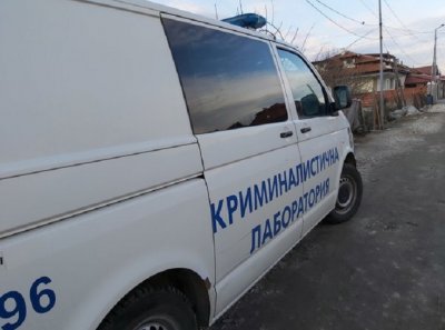Работник падна от покрив и почина