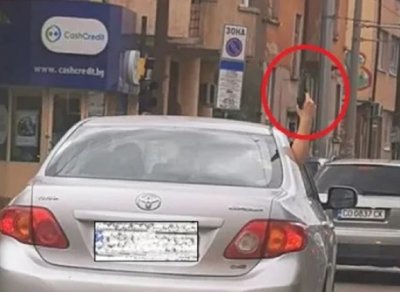 Младеж гърми от кола в центъра на София, арестуваха го