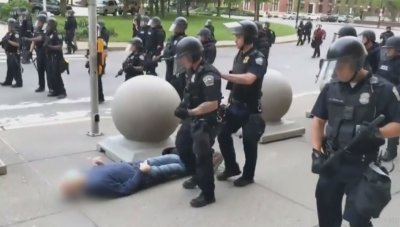 Нови клипове с полицейско насилие шокираха САЩ