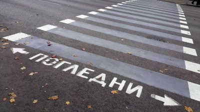 Шофьор помете баба на пешеходна пътека в Перник и избяга