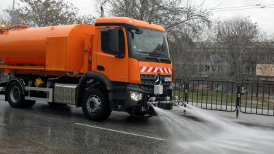 Утре без платена зона в София, мият улиците