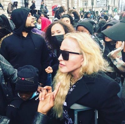 Мадона с патерици на протеста в Лондон (УНИКАЛНИ СНИМКИ)