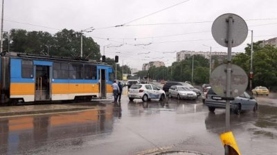 Трамвай и автомобил се удариха в “Красна поляна“