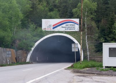 Закъсал автомобил затвори тунел "Витиня"