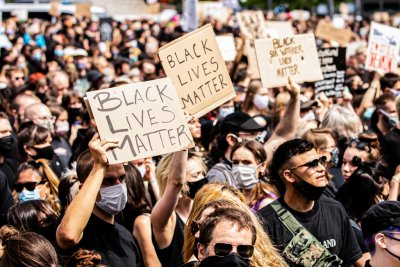 В Англия футболистите излизат с надпис "Black Lives Matter"