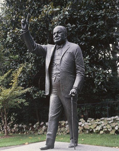 Гавра: Чистят надпис "Бил е расист" върху паметник на Чърчил