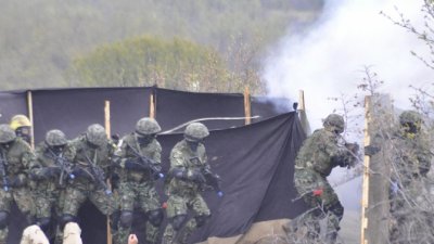 Млада дама под пагон - тежко ранена при учение 