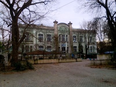 Тимуровци: Чистят графитите от Аквариума във Варна