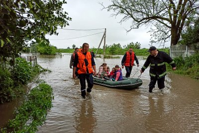 Трима души загинаха след наводнения в Украйна