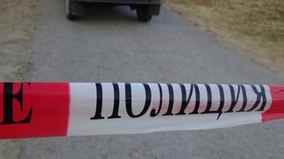Кола пропадна в голяма дупка във Варна