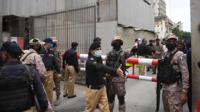 Въоръжени нападнаха пакистанската фондова борса