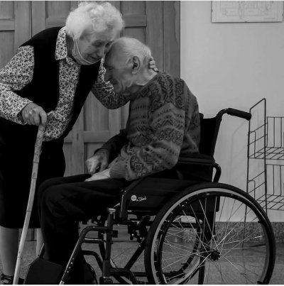 Семейство със 70 г. брак се прегърна след 101 дни изолация