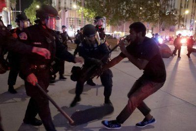 При безредици в Лондон бяха ранени 15 полицаи