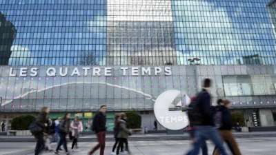 Въоръжен тероризира мол в Париж 
