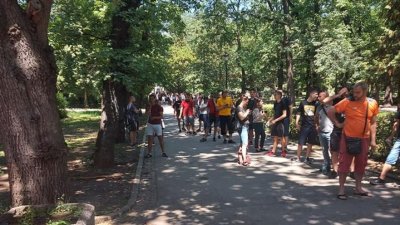Огромна опашка за билети се изви пред „Армията“