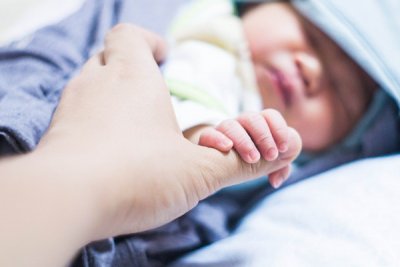 Бебе с тегло 1 кг. е изписано от клиника в Англия