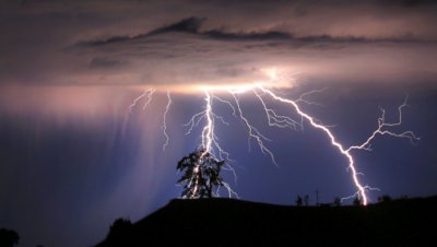 Гръмотевични бури и градушки ще връхлетят България утре