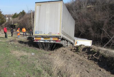Камион се удари в 3 дървета в Добрич, шофьорът е в болница