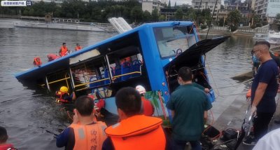 Автобус падна в езеро в Китай, най-малко 21 са загинали