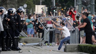 118 полицаи са ранени за два дни протести в Сърбия (ВИДЕО)