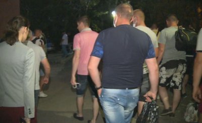 Строителна ограда се появи на "Росенец", дойде бригада яки младежи