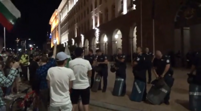 АНТИ-КОНФЛИКТ: Полицaите свалиха щитовете, протестиращите ги аплодират