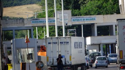 МВнР: Тестването за COVID-19 на "Промахон" не е задължително, а на избирателен принцип