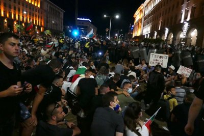Протестърите си събраха боклука от площада (СНИМКА)