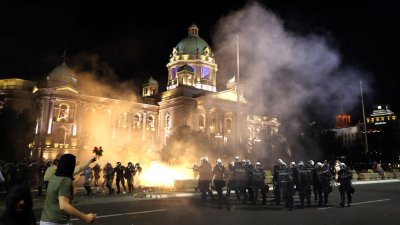 Десетки ранени при протестите в Белград 