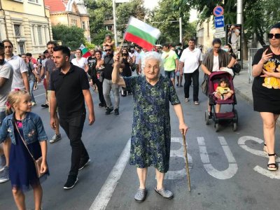 СНИМКАТА: 80-годишна учителка оглави протеста в Стара Загора