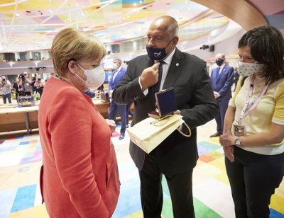 Бойко дари Меркел с бъклица с розово масло 