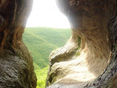 Полицаи намериха туристи, загубили се край Утробата