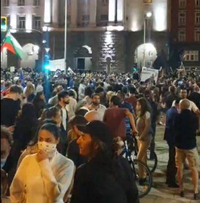 Вандализъм: Бомбички раниха двама на протеста