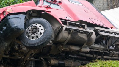 Румънски камион отнесе паркиран автомобил и рани трима пътници