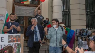 Посланик Марин Райков не е протестирал, изслушвал хората