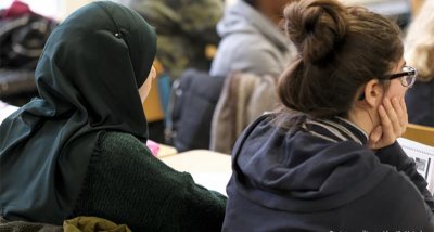 Германия обмисля забрана ученичките да носят ислямски забрадки