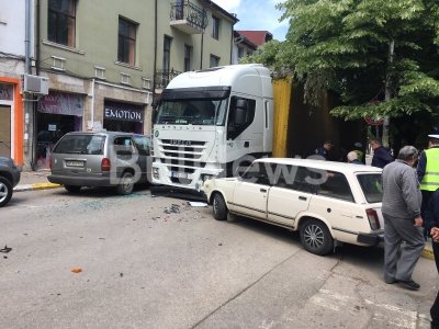 Мъртво пиян тираджия размаза коли в центъра на Враца
