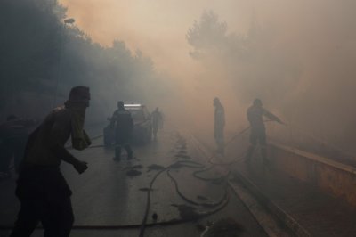 Голям горски пожар бушува на Пелопонес, евакуират детски лагер 