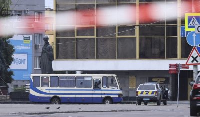 Въоръжен с експлозиви похити автобус