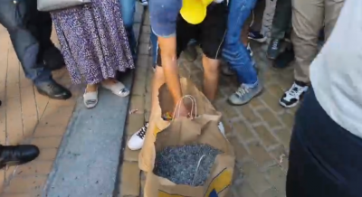 Протестът се бъзика: Хвърлят семки и бонбонки по МС (ВИДЕО)