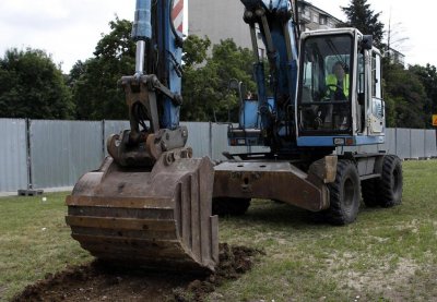 Багер подкопа носещи греди на мост край Търговище