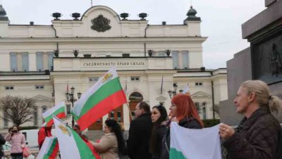 13-и ден: Рехаво присъствие пред парламента 