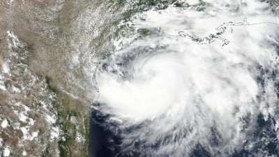 Ураганът Хана се укроти, "гали" като тропическа буря (СНИМКИ)