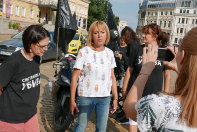 Мая Манолова пак застана зад майките 