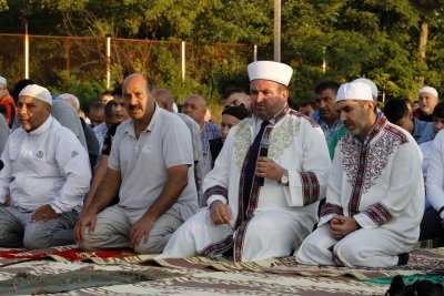 Мюсюлманите празнуват Коч Байрам без прегръдки (СНИМКИ)