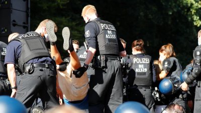 Хиляди протестират в Берлин срещу коронамерките 