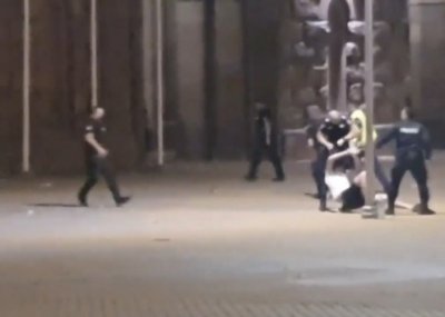 Наказват четирима полицаи заради клиповете с бити протестиращи 