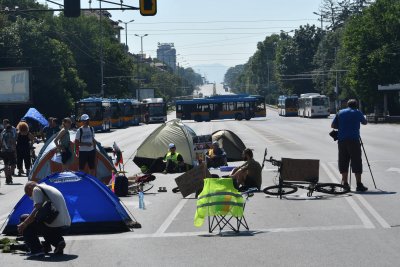 Двама мъже опитаха за запалят палатки на „Орлов мост“