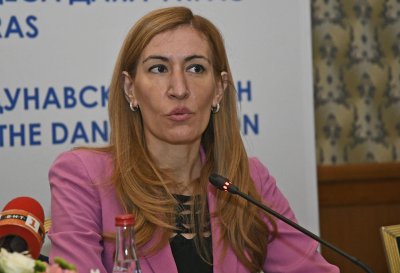 Николина Ангелкова седна на депутатска банка 