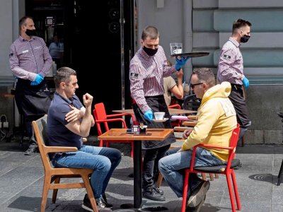 Сервитьорите да са без маски искат от бранша